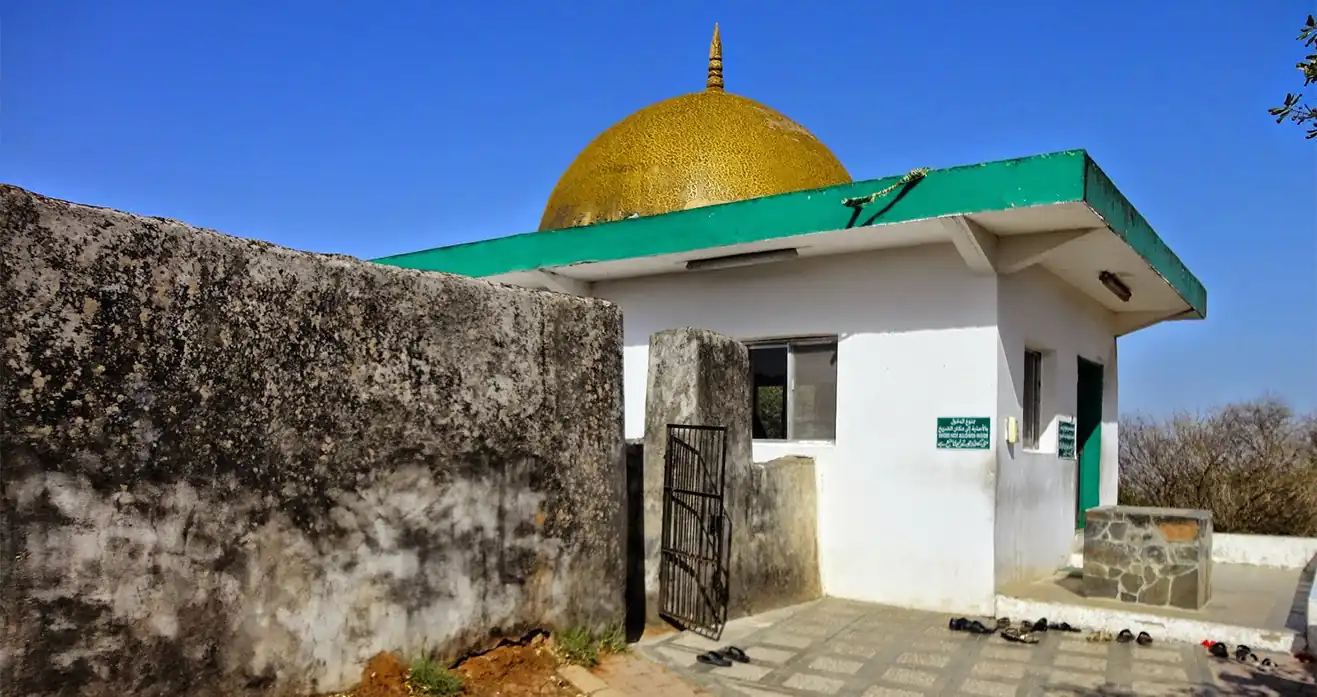 Prophet Hood Tomb in Salalah Where Faith Meets Timeless Beauty